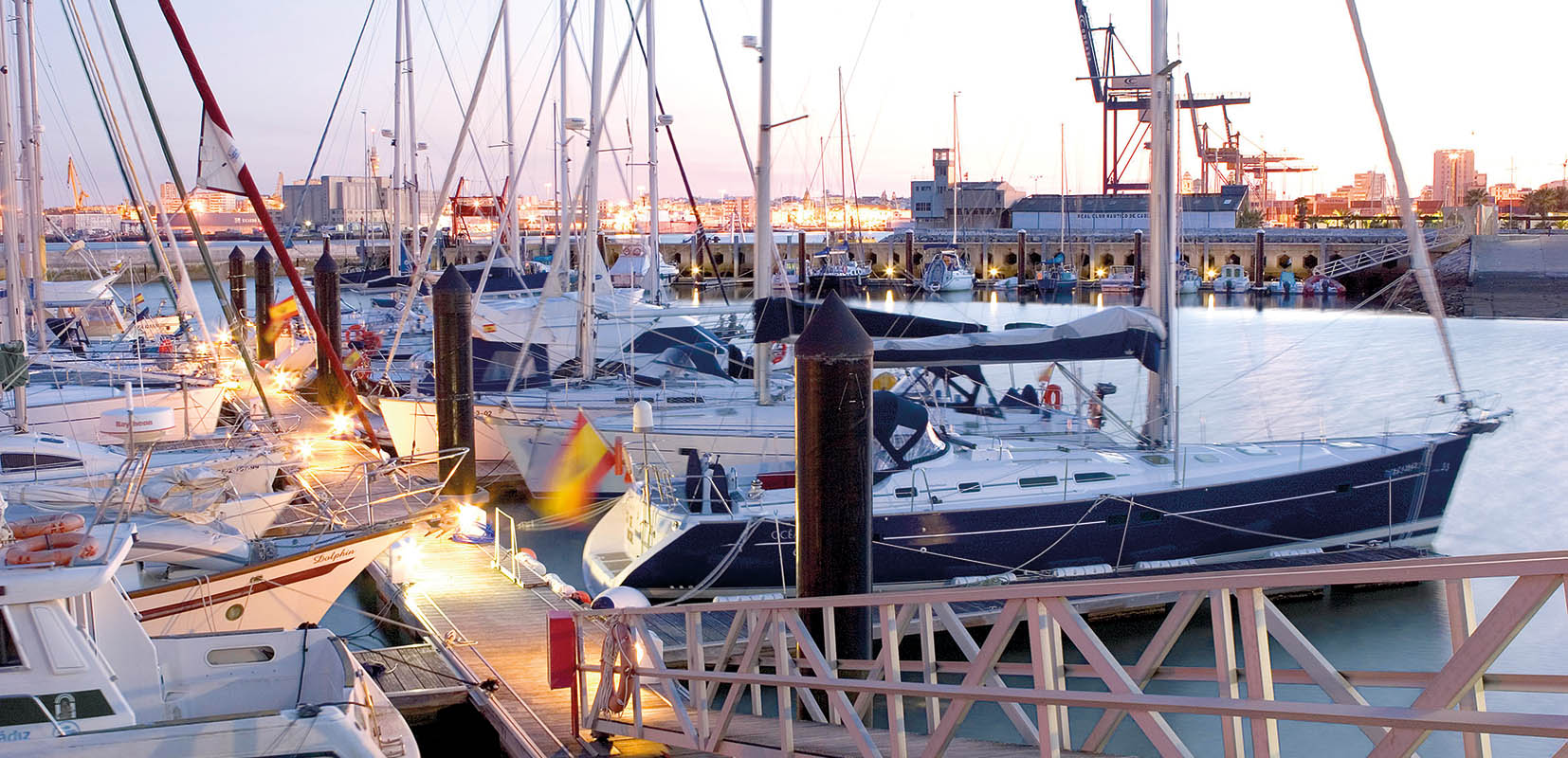 Barcos de recreo en el puerto de cádiz