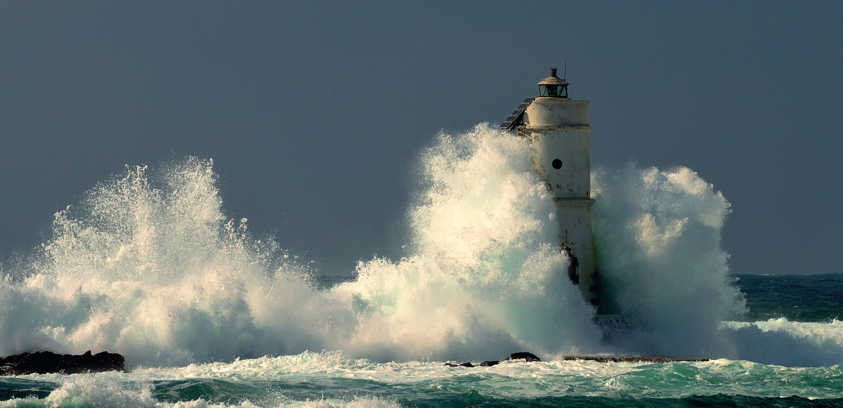 Faro golpeado por el oleaje