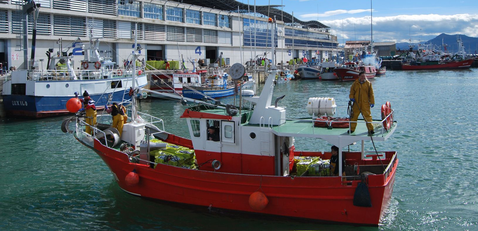 pesquero entrando a puerto