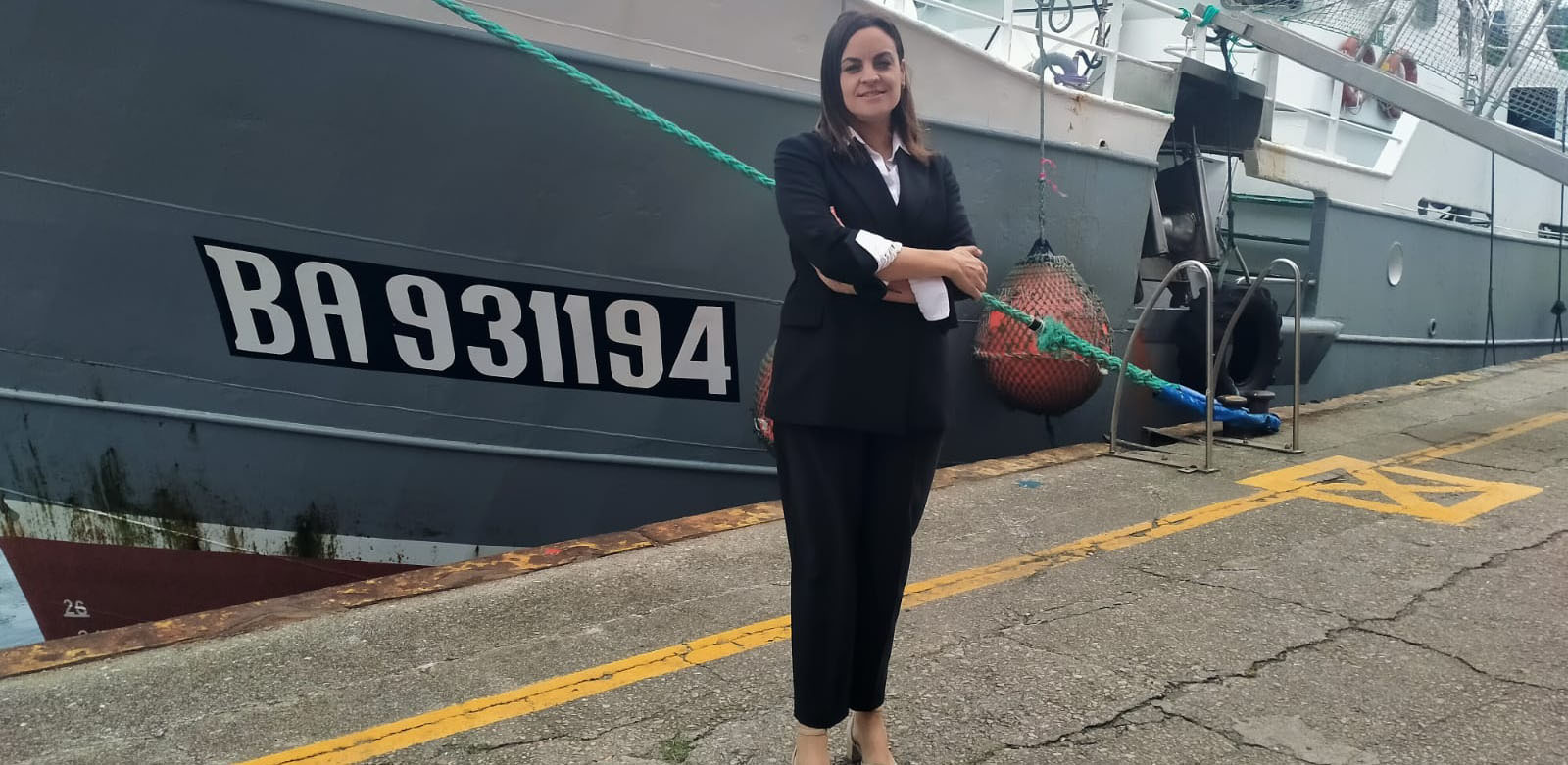 Carmela lopez alcaldesa de Burela en el puerto de la localidad 