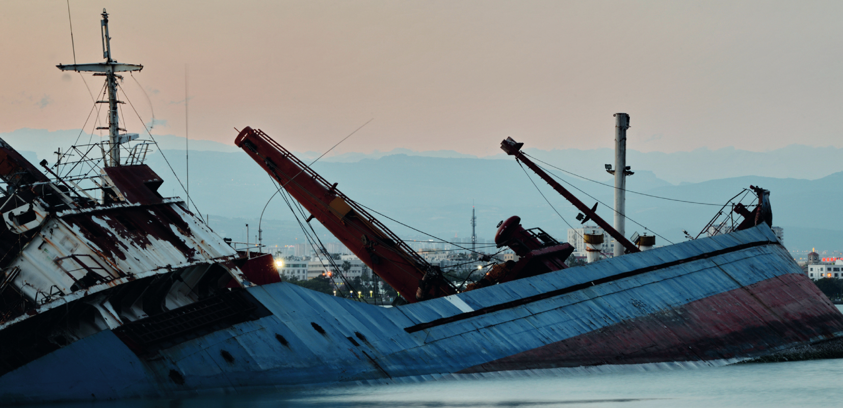 buque semihundido en el mar