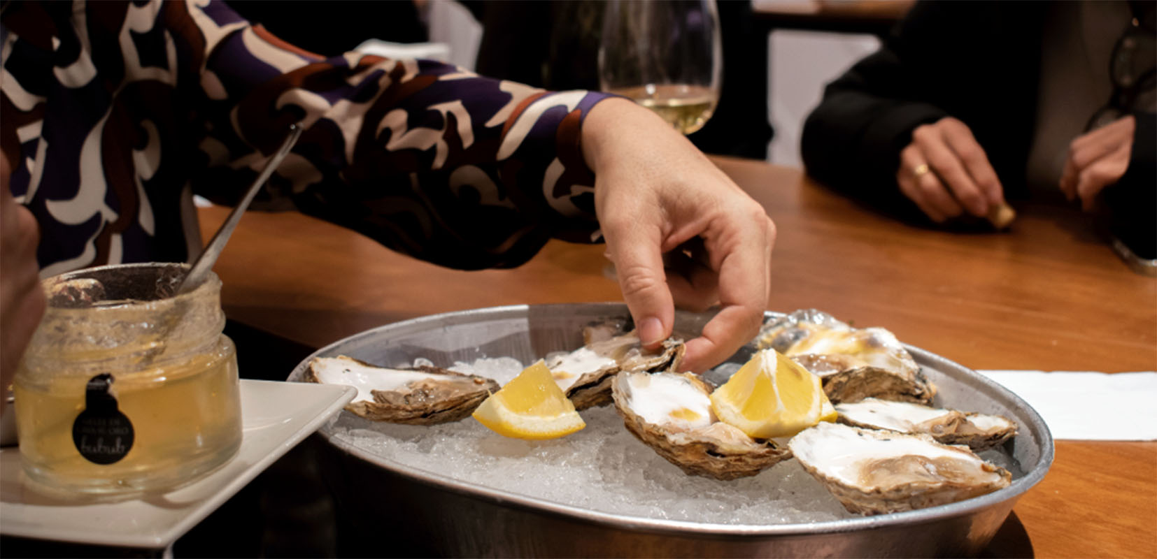 Degustando ostras en el mercado madrileño de Guzmán el Bueno.