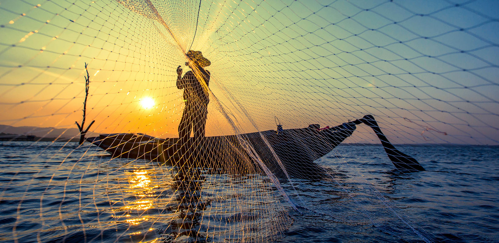 Pescador asiatico pescando