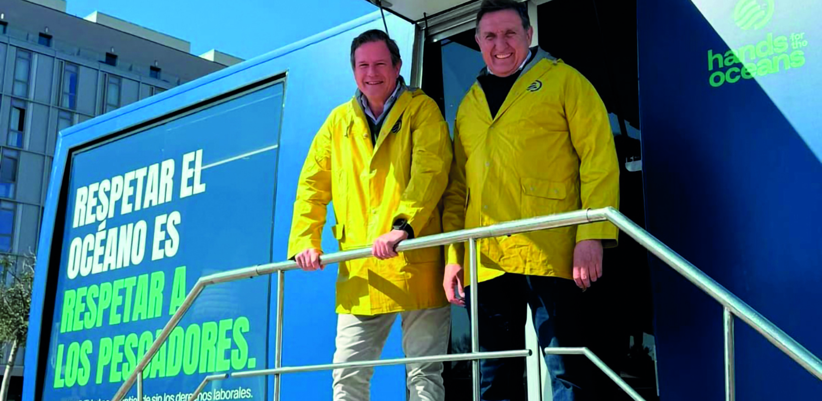julio Moron y Javier Garat en el bus de Hands for the Oceans