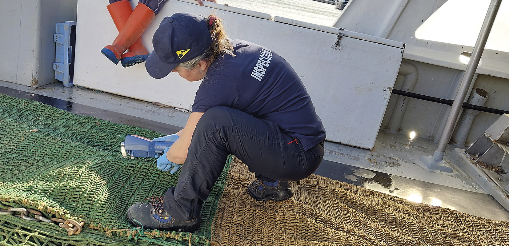 Inspectora de pesca midiendo el tamaño de las redes
