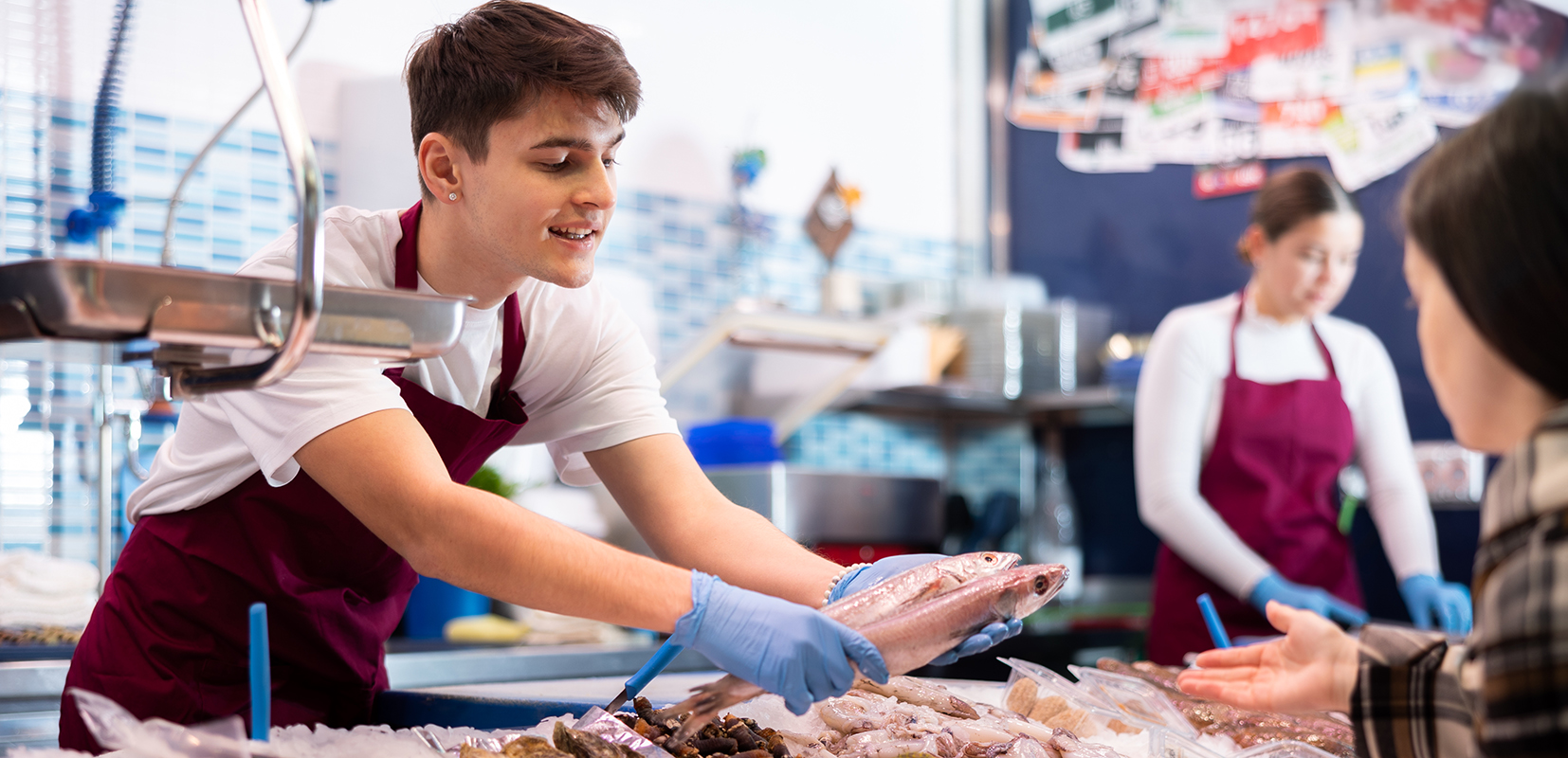 Venta de pescado en pescaderia tradicional