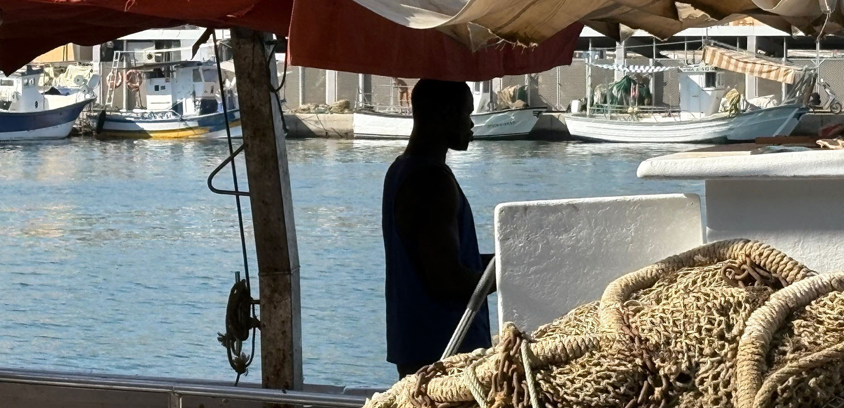 Pescador de raza negra a bordo de un barco. Foto de José Rivera concurso 2025