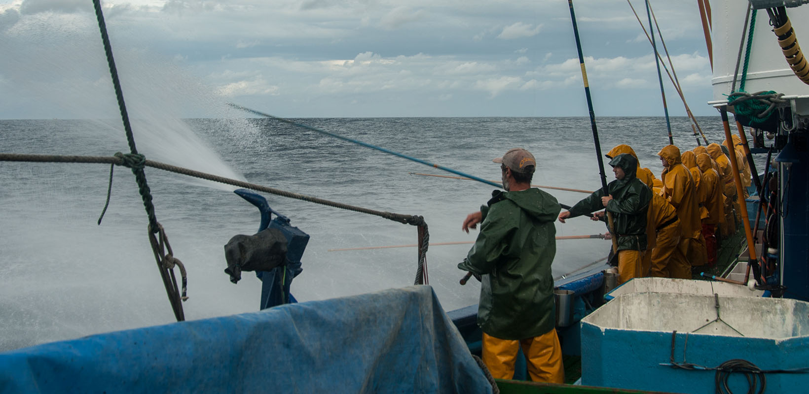 pescadores pescando atun