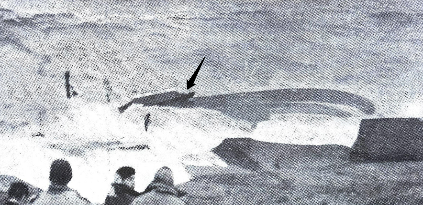 Último tripulante agarrado a la escala real momentos antes de ser arrastrado por el mar. Revista Oficema de febrero de 1961