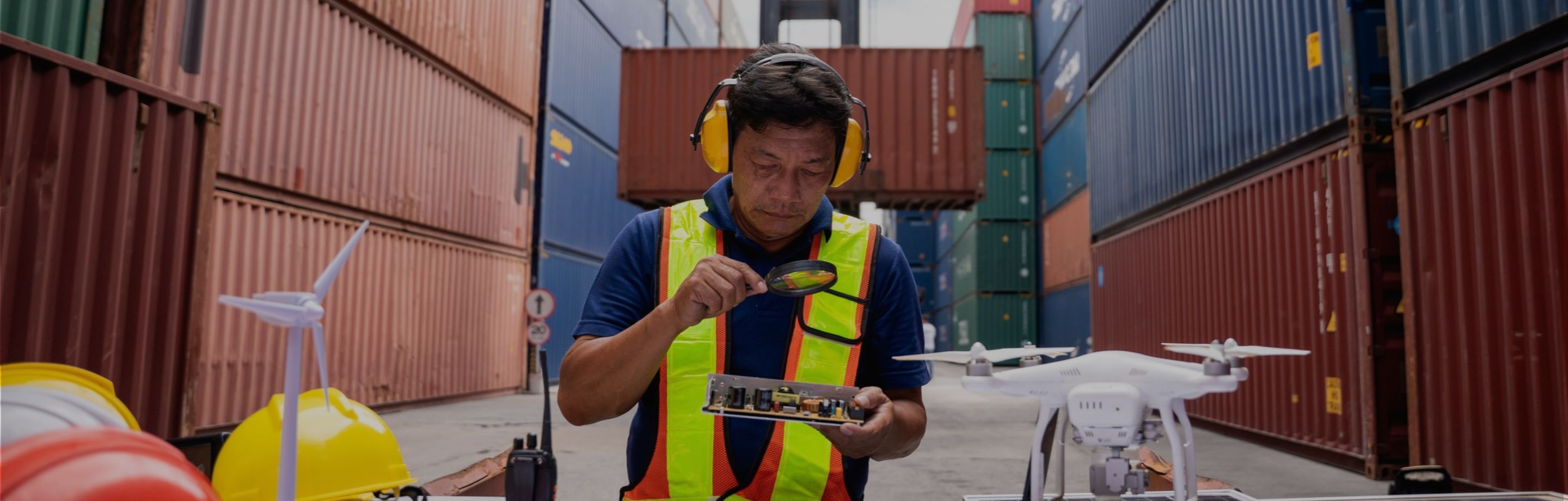 Imagen de técnico con dron