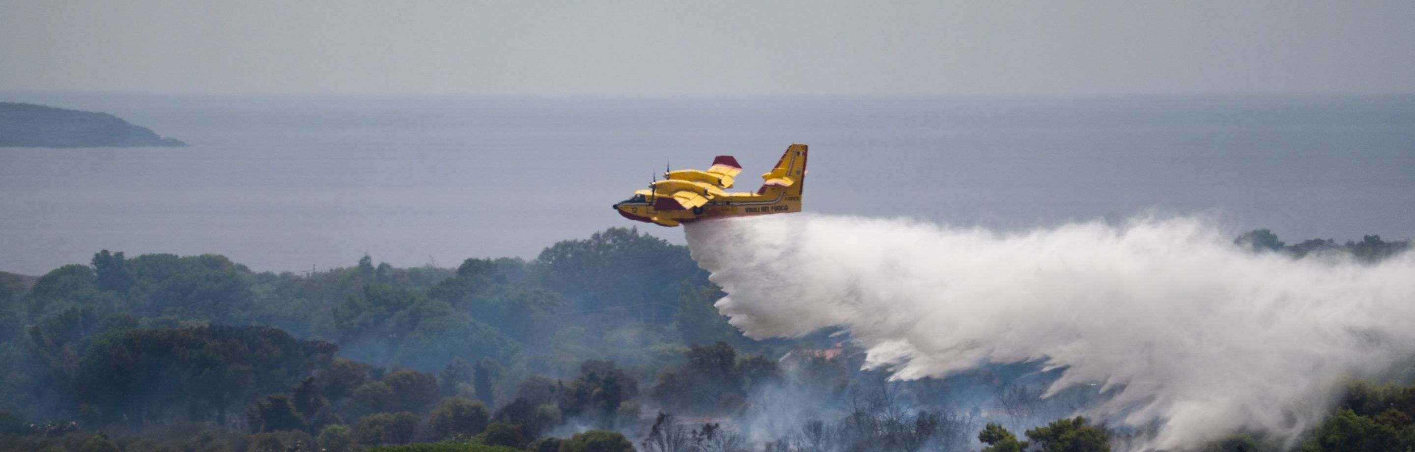 Imagen de helicoptero extinguiendo fuego en la playa