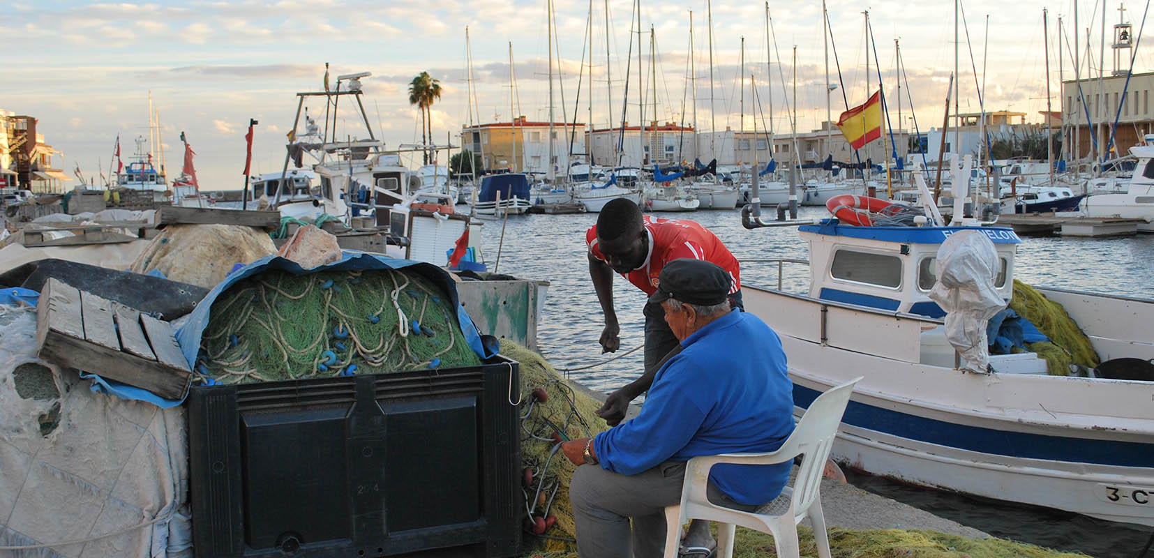 personas haciendo simulacro de rescate en un barco