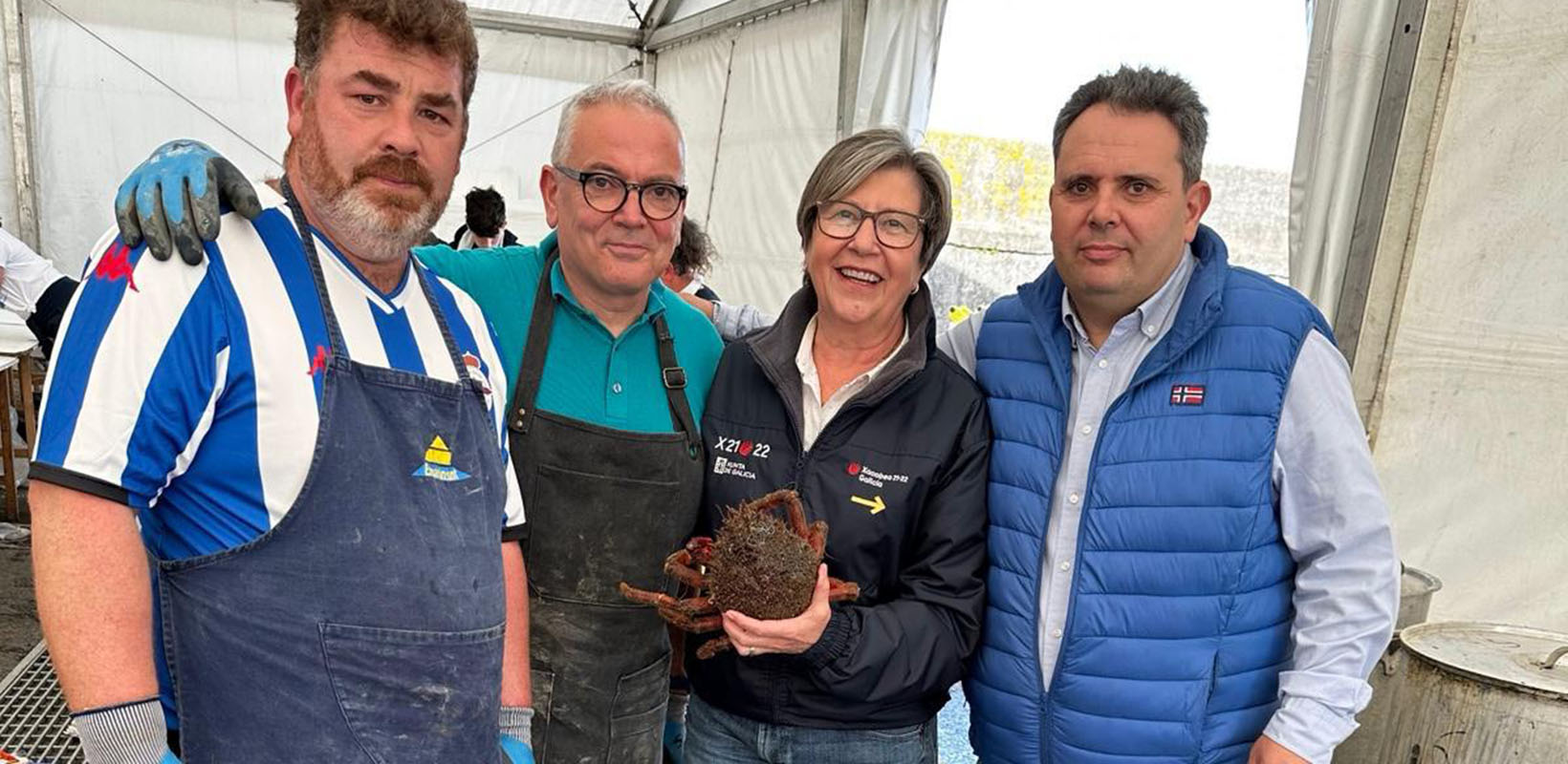 Rosa Quinata posa con pescadores en lonja gallega