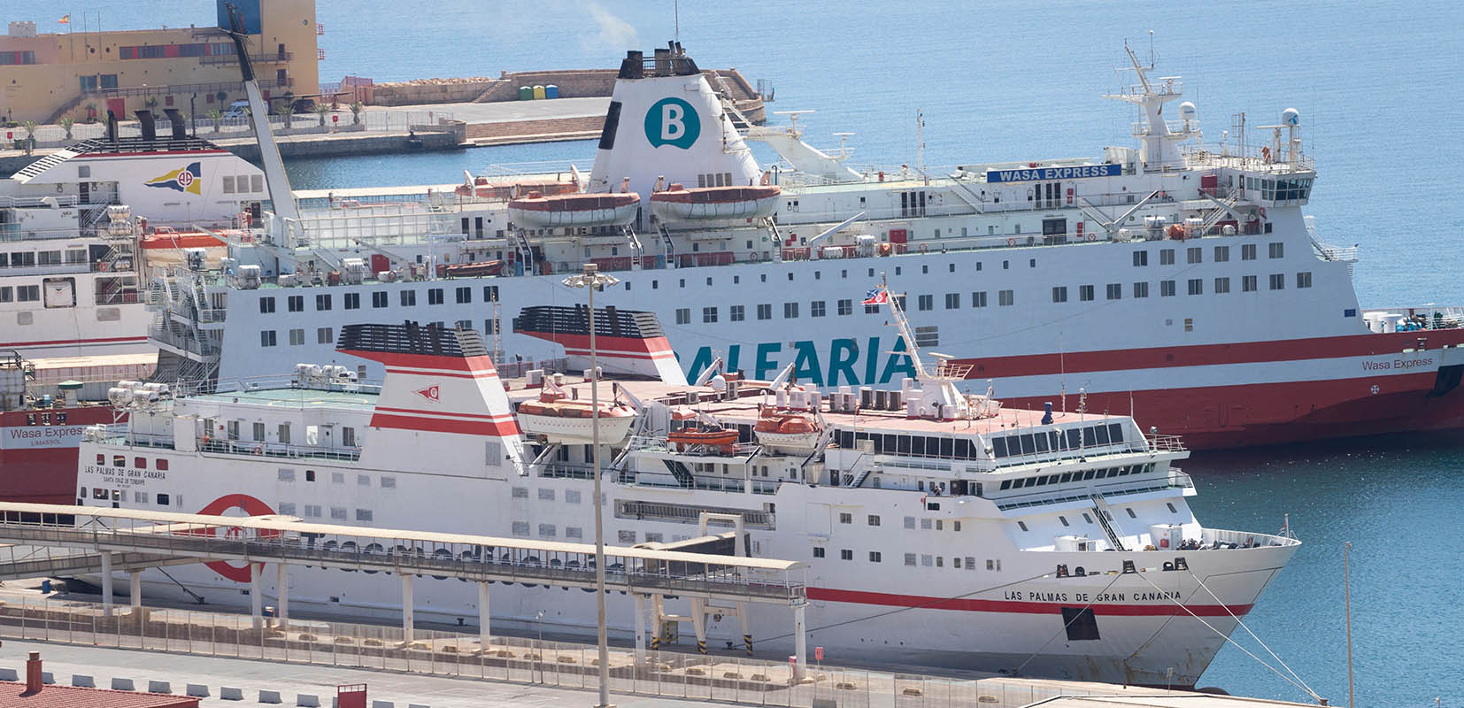 Dársena de ferries de pasajeros del puerto de Almería.