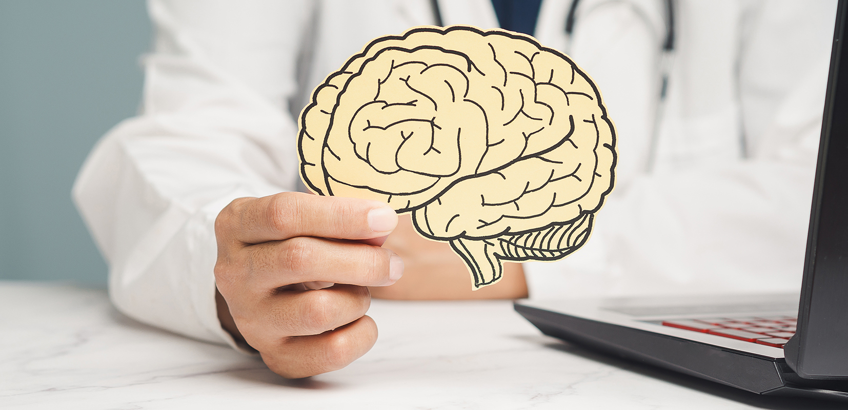 doctor mostrando una imagen del cerebro humano