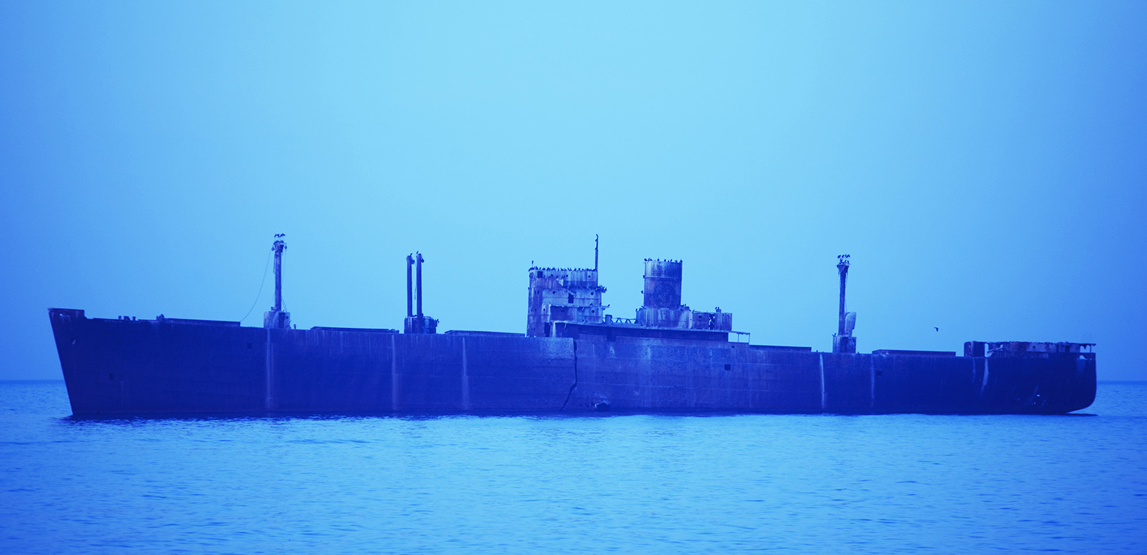 Antiguo buque mercante en paisaje nocturno con niebla