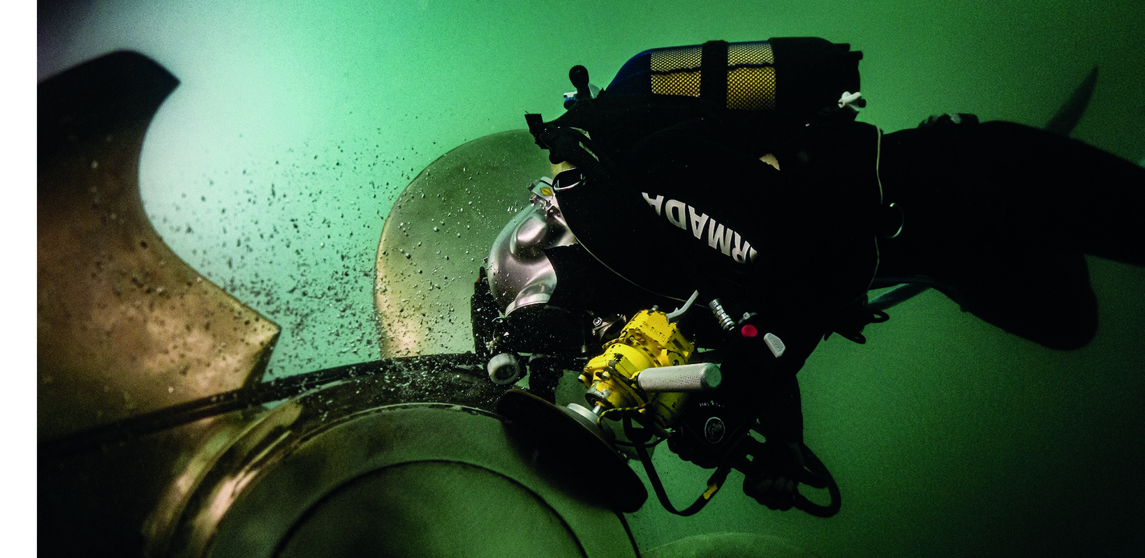 Oficial de la Armada en tareas de vigilancia