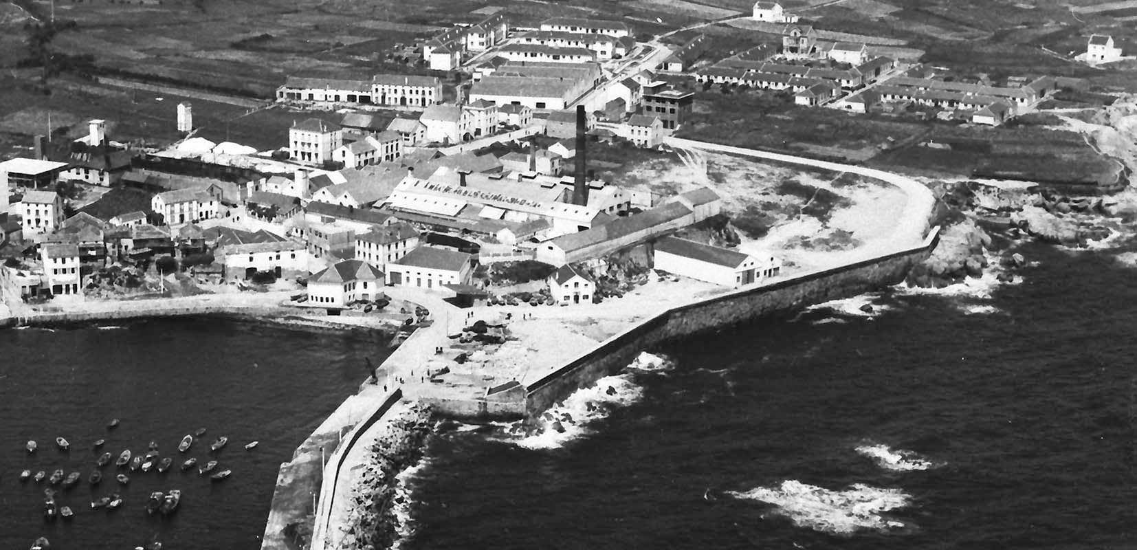 panoramica puerto burela 1960 bn