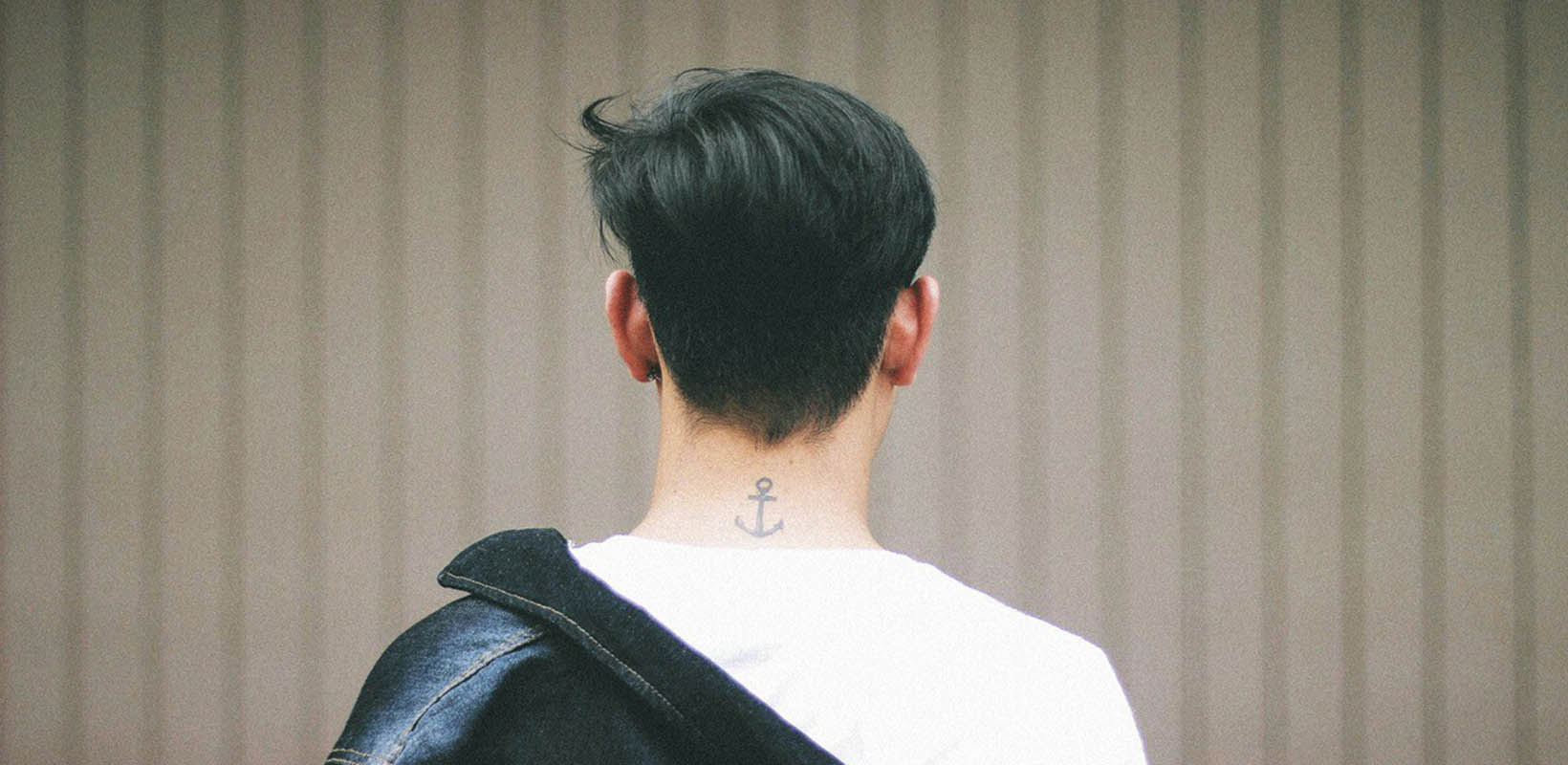 nuca tatuada con un ancla