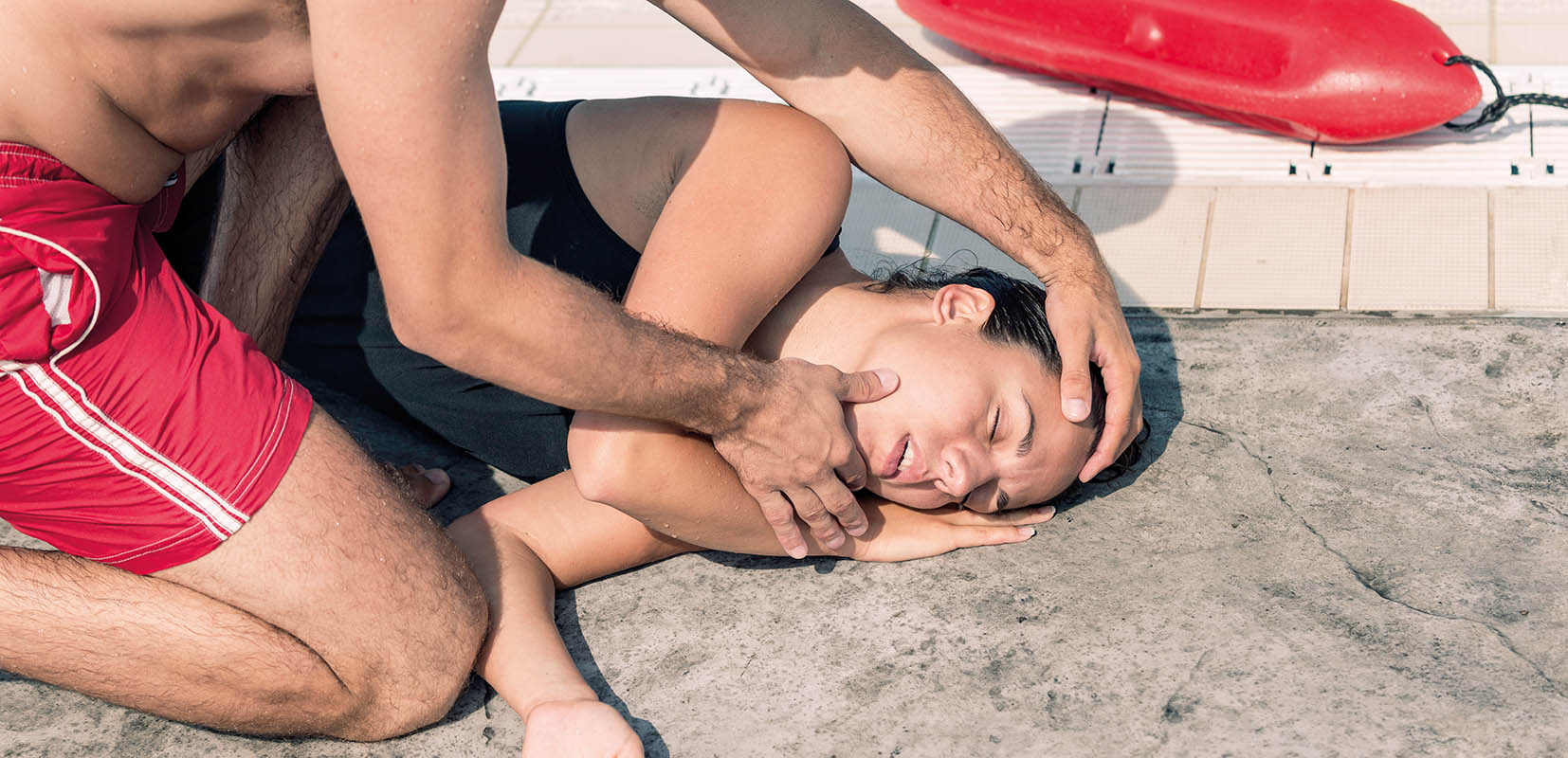 Posición lateral de seguridad salvamento socorrista piscina