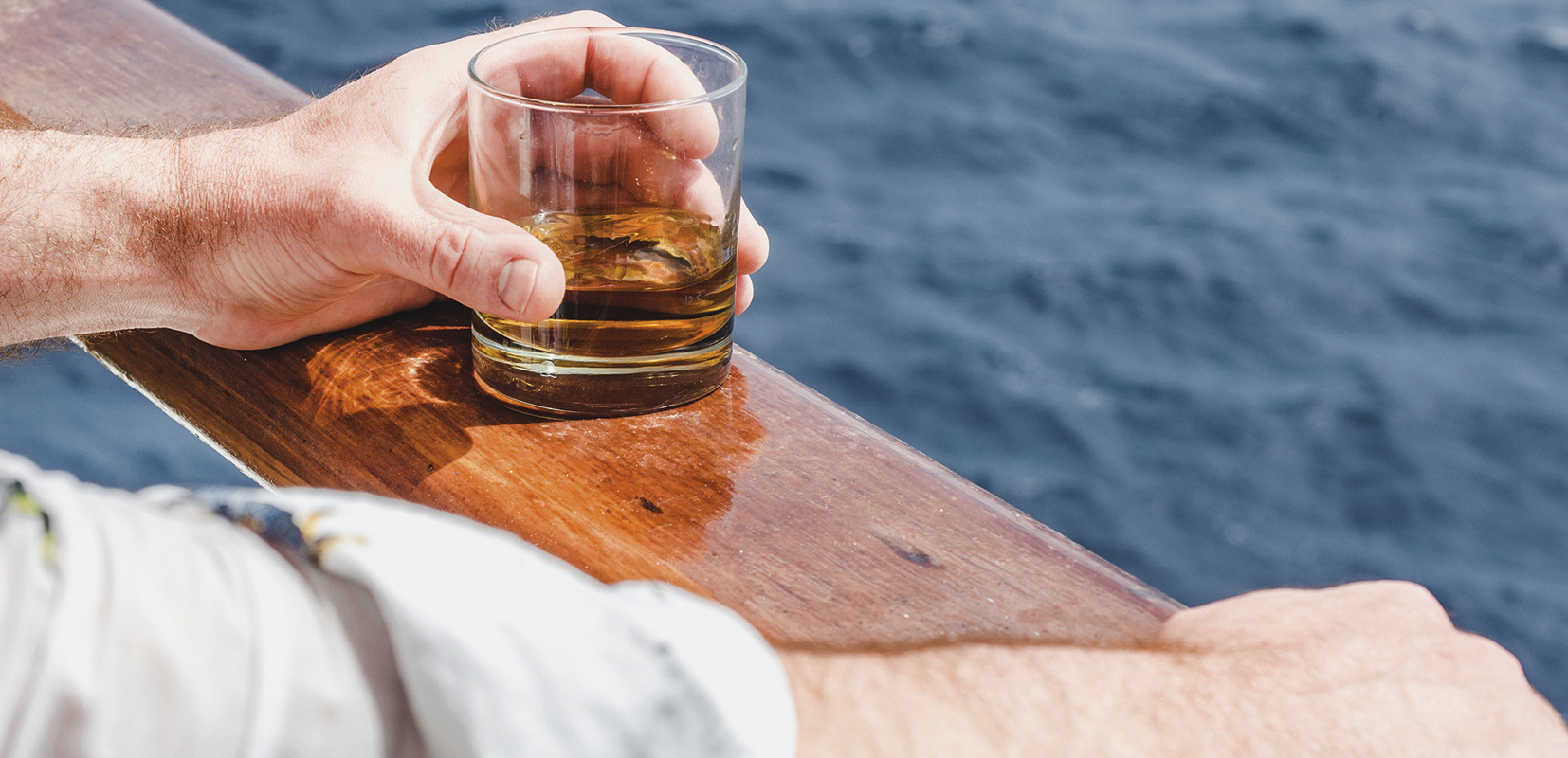Bebiendo alcohol en un barco