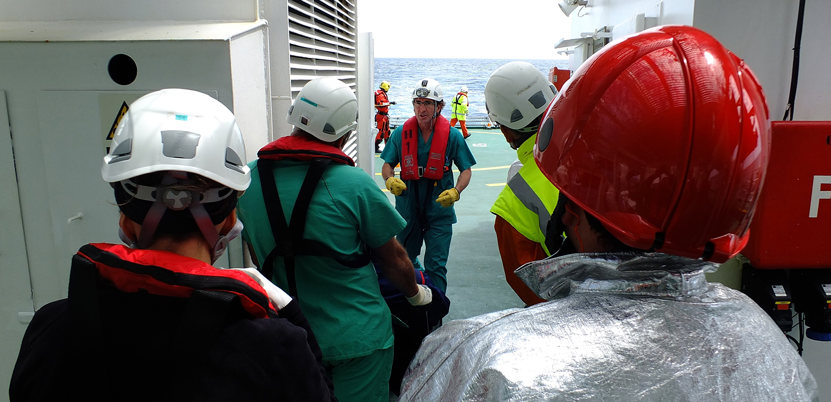 personal de los buques actuando ante una emergencia