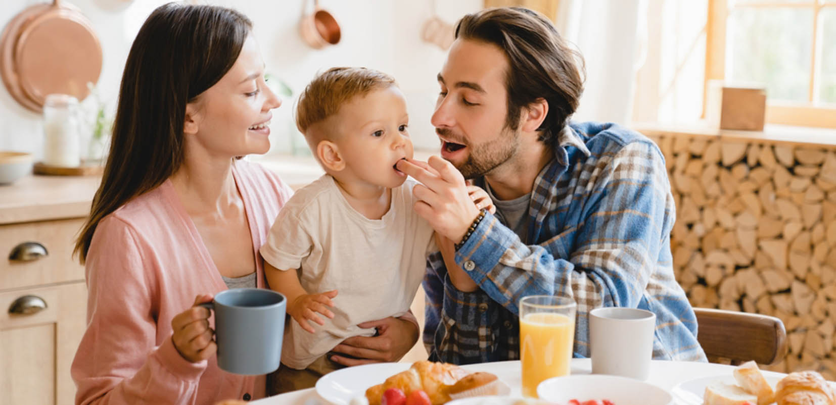 Comida familiar para enseñar a un niño a comer saludable