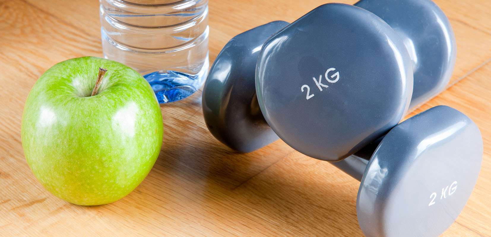 Manzana, pesas y agua buenas medidas para cuidar más nuestros riñones