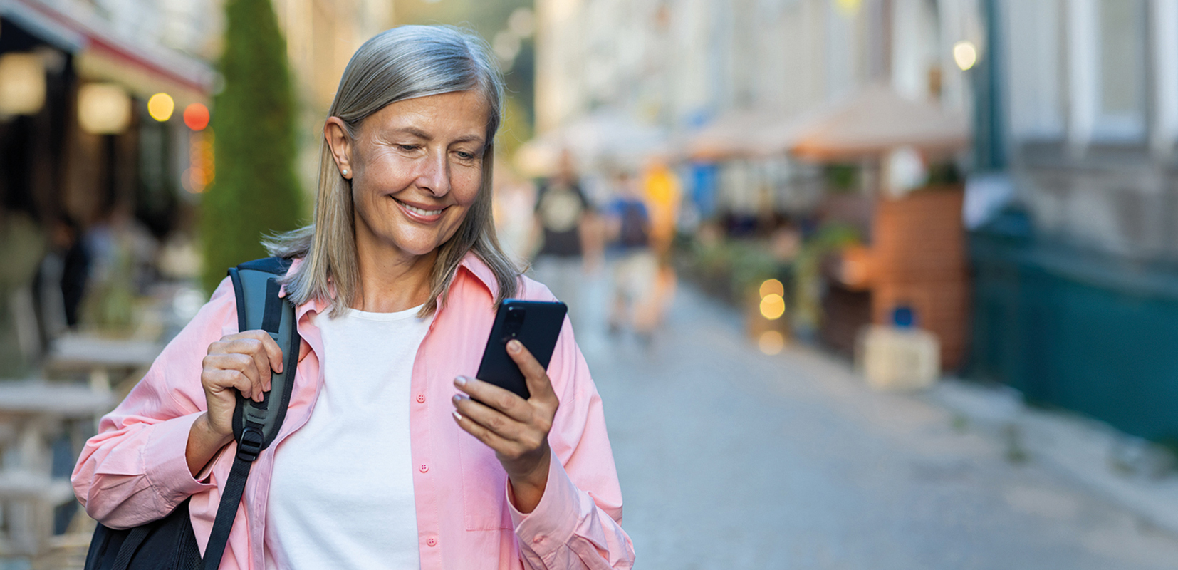 Mujer escribiendo en su teléfono móvil