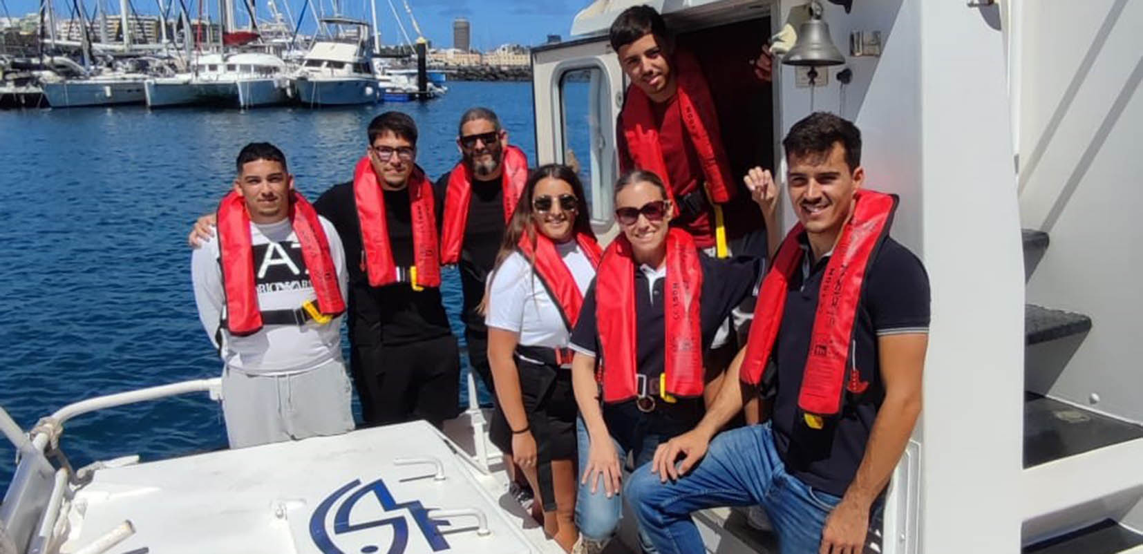 Jóvenes estudiantes del IFP de Las Palmas haciendo prácticas embarcados
