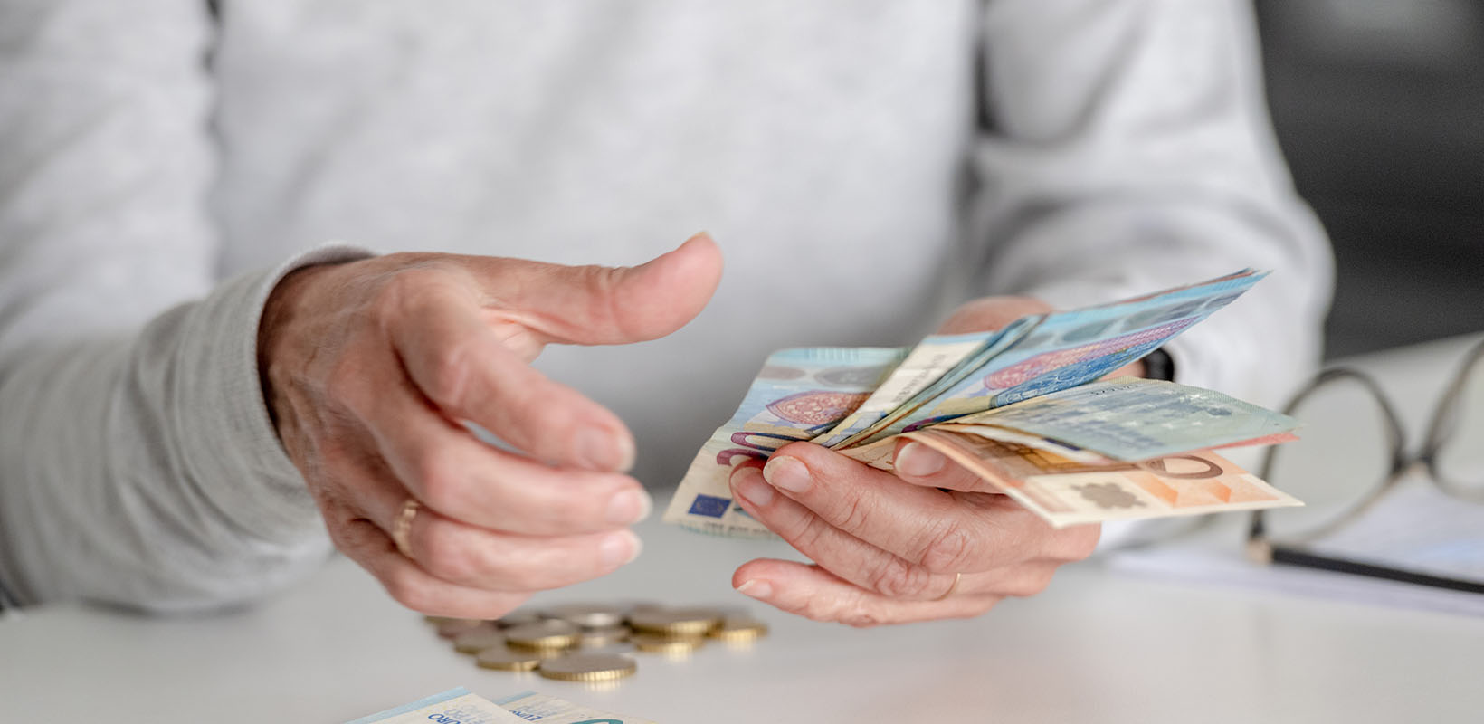 persona mayor contando billetes