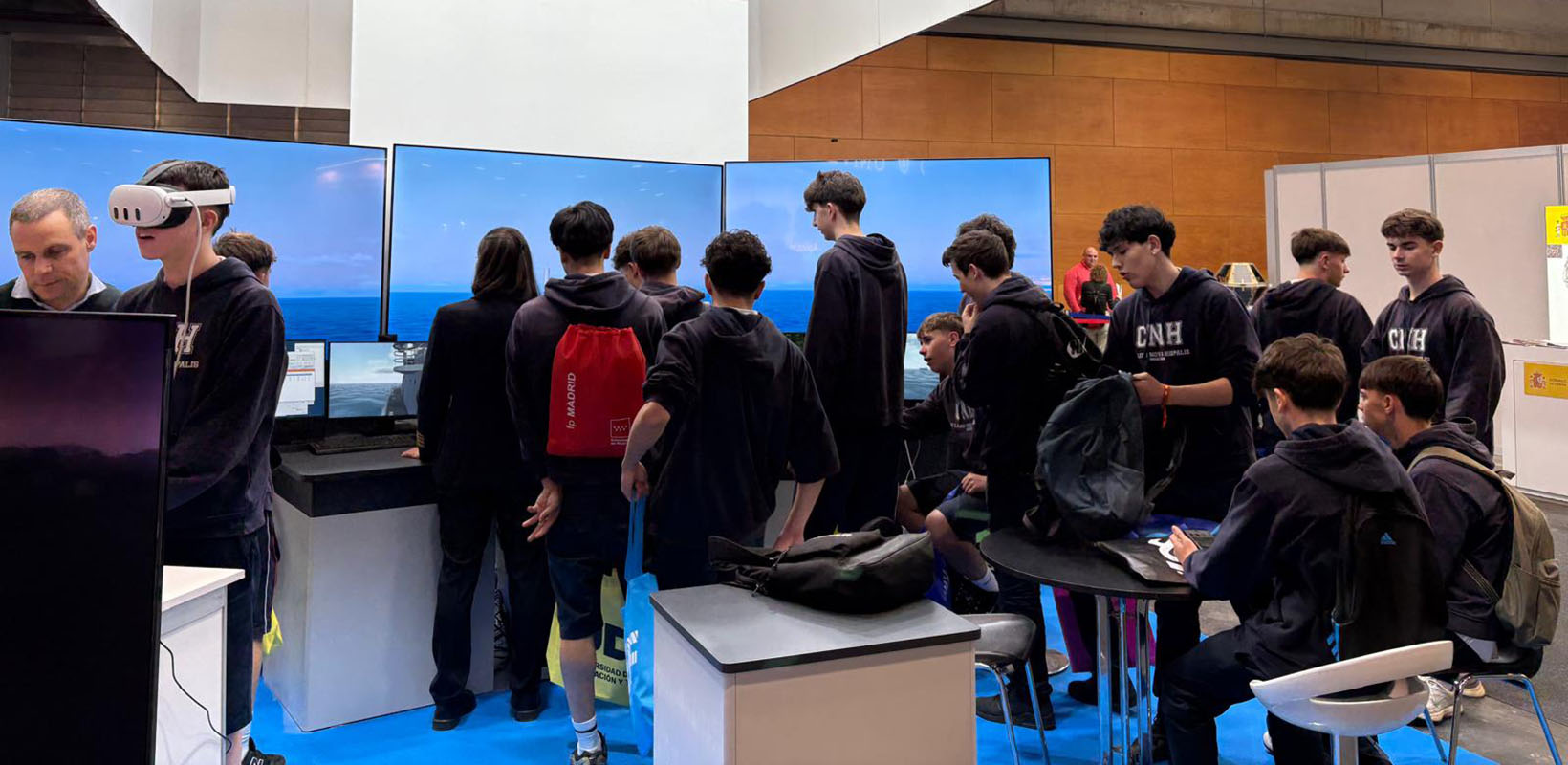 jovenes en el estand del ISM en AULA 2026