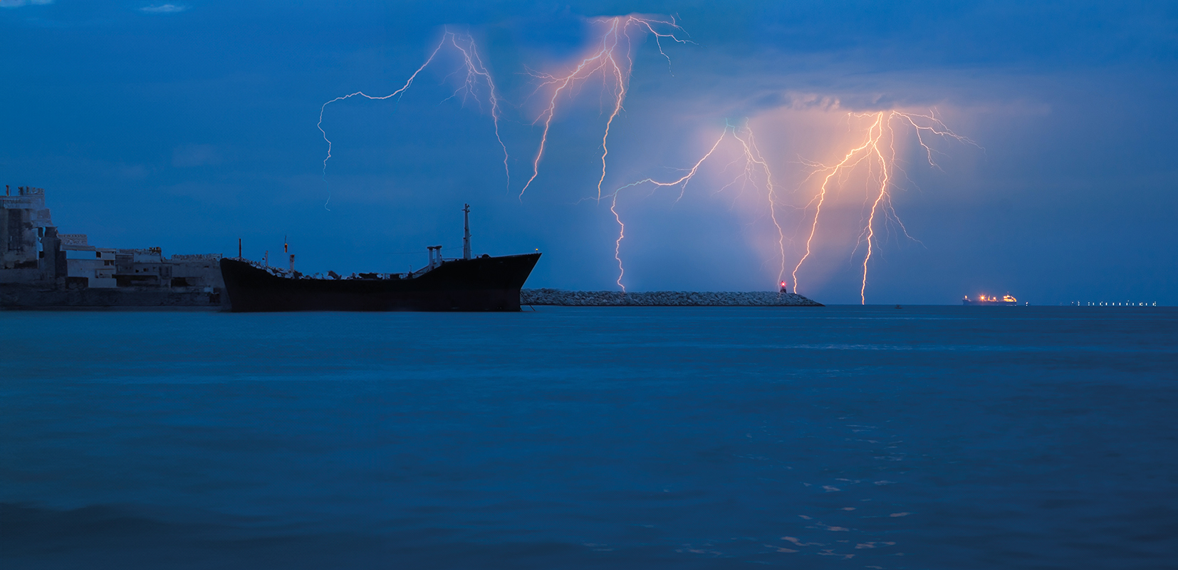 Barco en una tormenta eléctrica paisaje nocturno