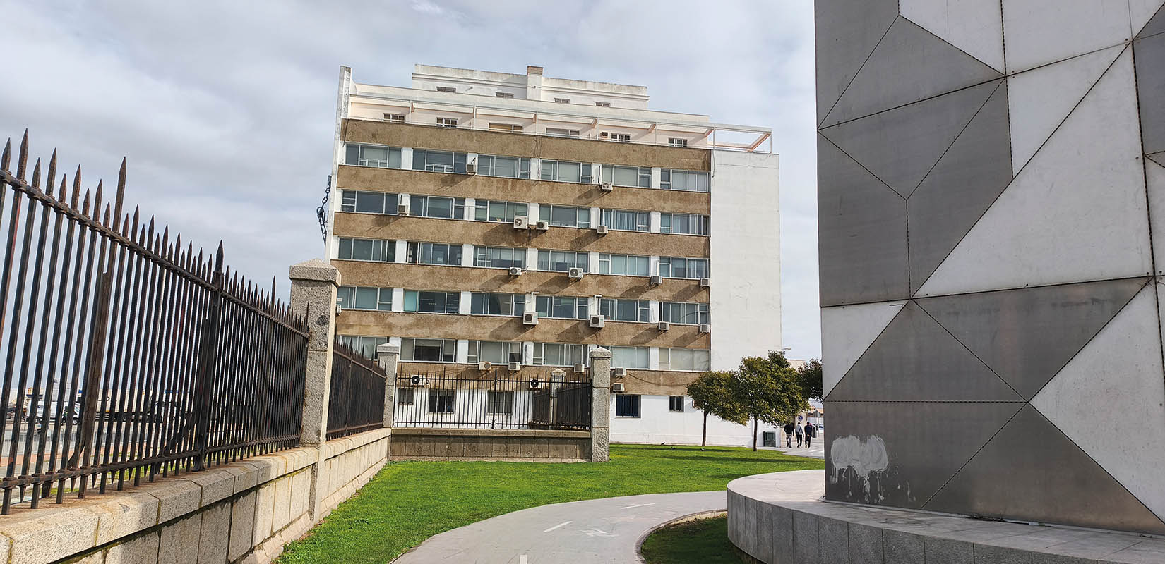 El edificio que alberga la Dirección Provincial de Cádiz con el puerto al fondo.