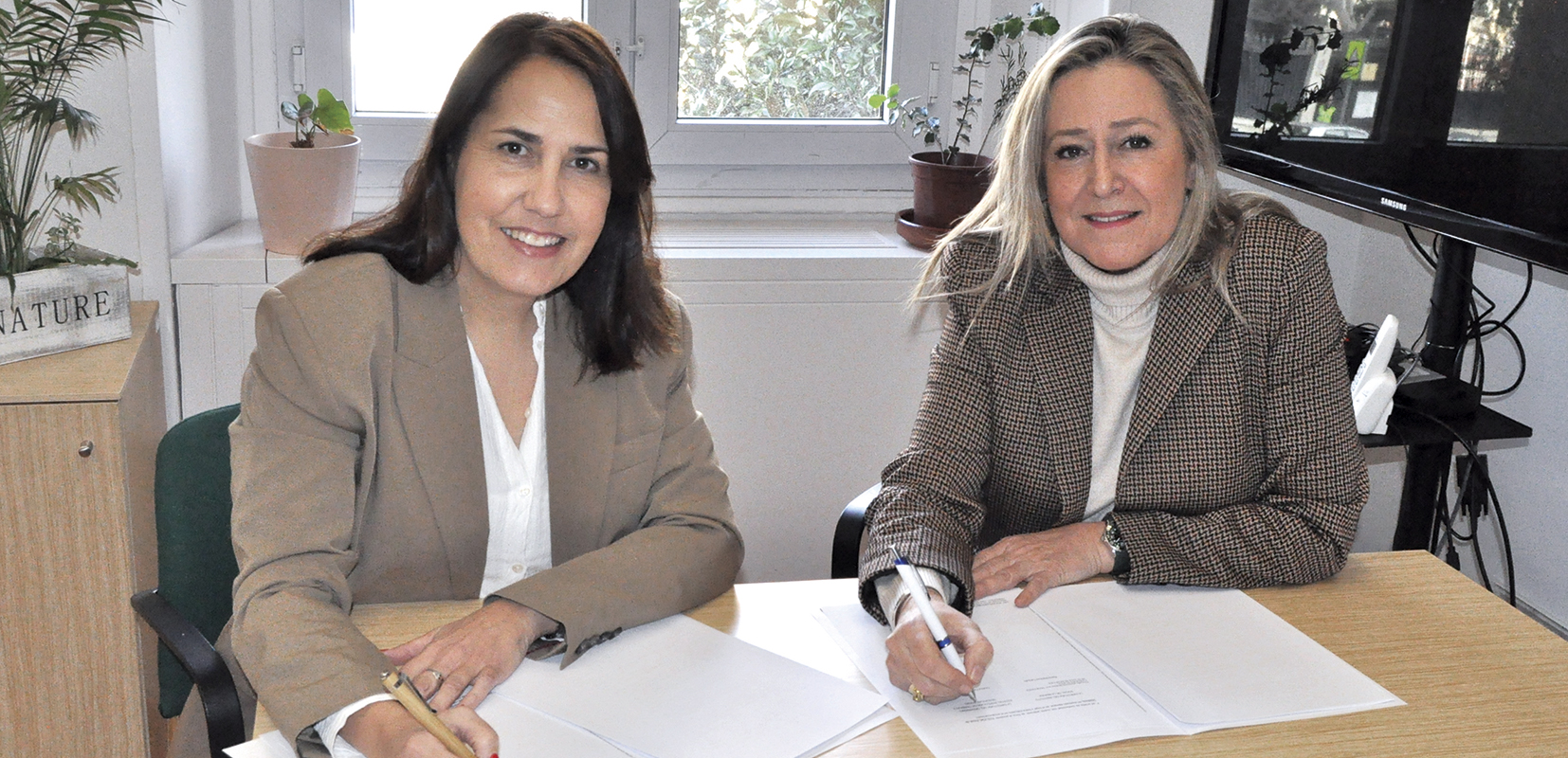 Cristina Fernández González, directora del Organismo Estatatal de Inspección de Trabajo y Seguridad Social y Elena Martínez Carqués, diretora del ISM, en el acto de firma del Convenio el pasado 15 de marzo.