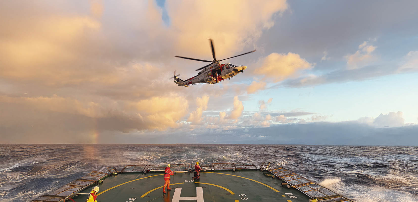 Rescate en helicóptero desde el buque asistencial Juan de la Cosa