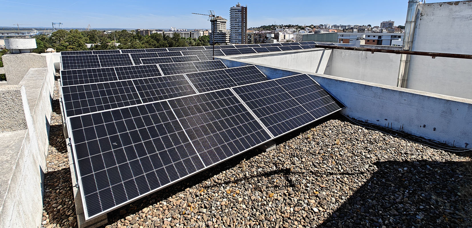 Paneles solares instalados en la sede de la Dirección Provincial de Huelva