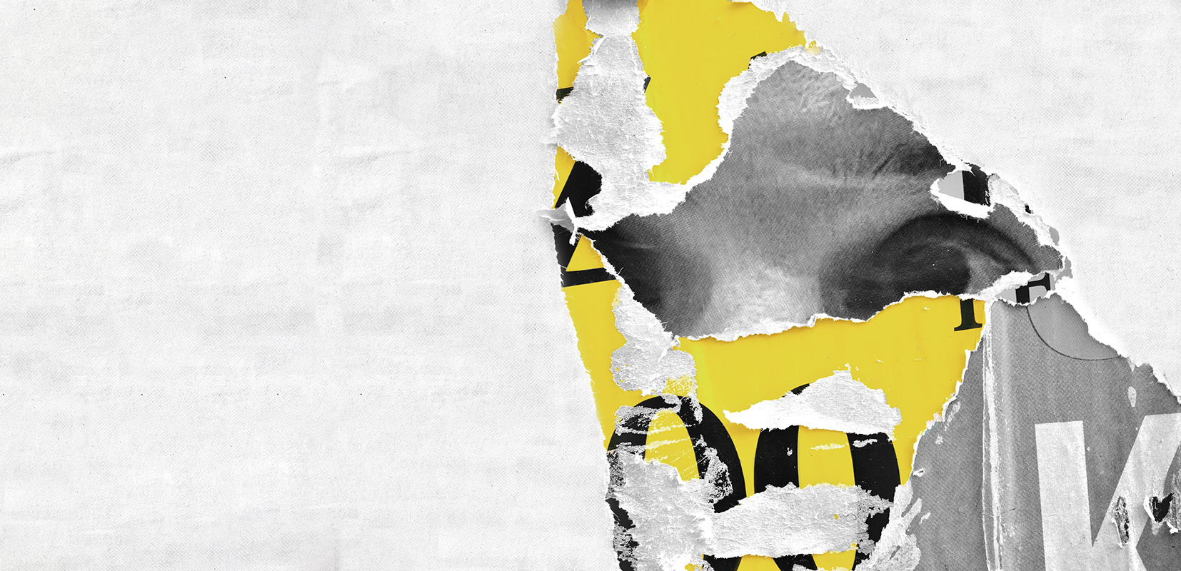 Trabajador caminando en la playa con niebla