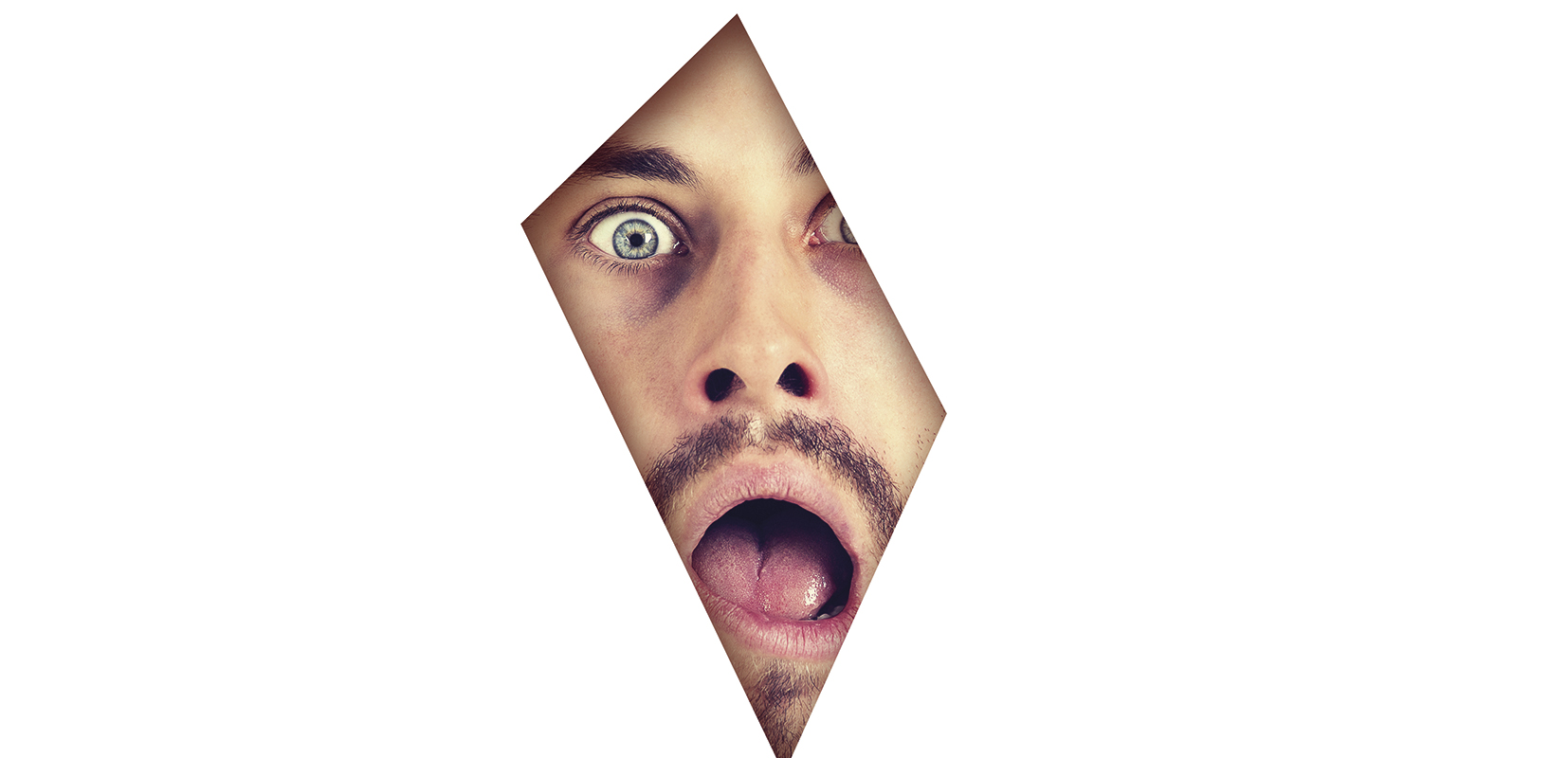 Trabajador caminando en la playa con niebla