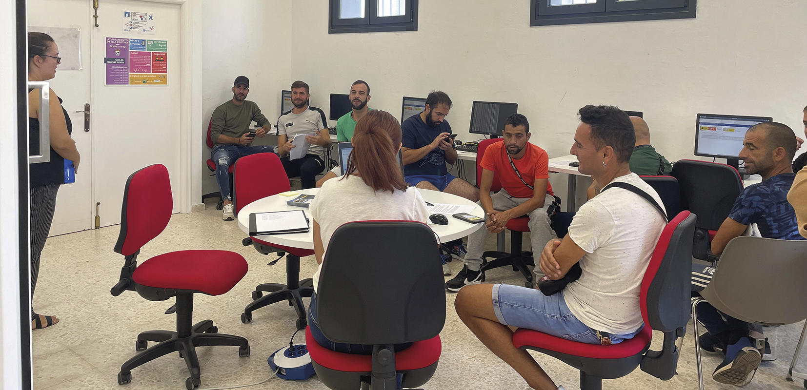 Grupo de desempleados en la charla formativa ofrecida en Huelva