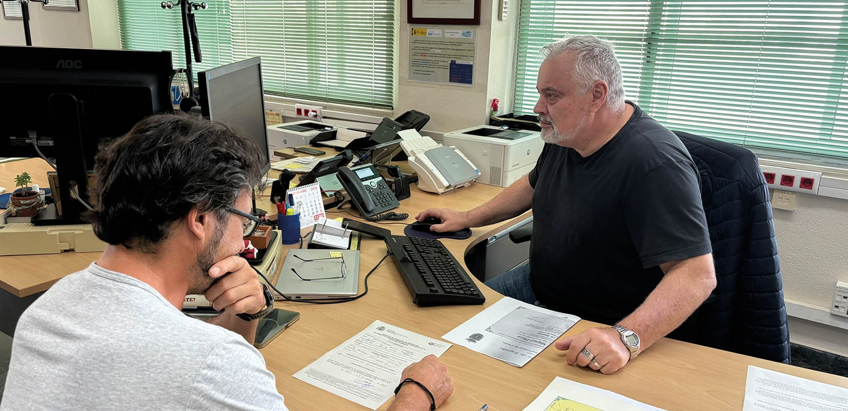 Asesorando a un trabajador sobre cursos de formación en Cádiz.