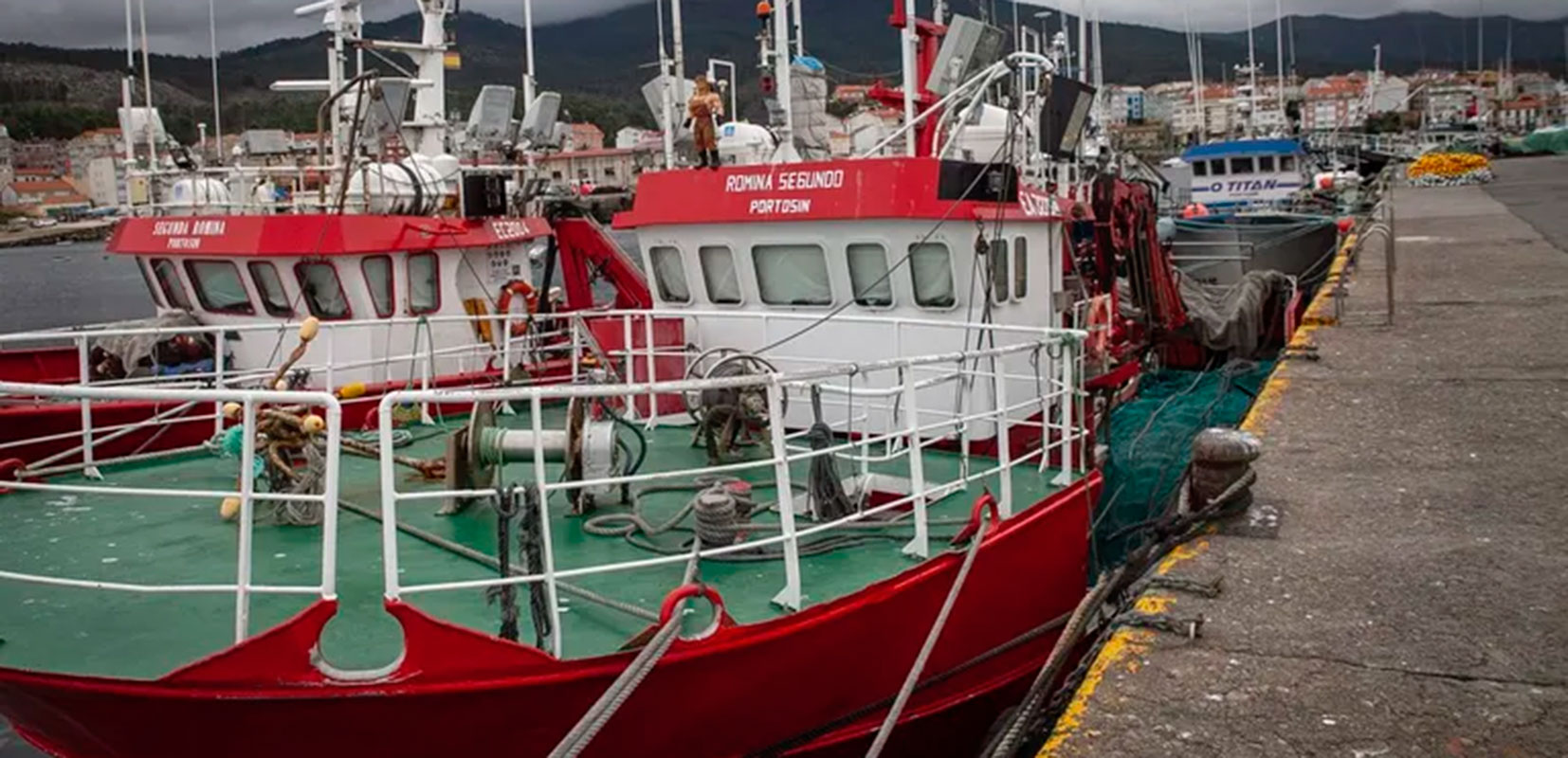 barcos pesqueros en el puerto de Portosin