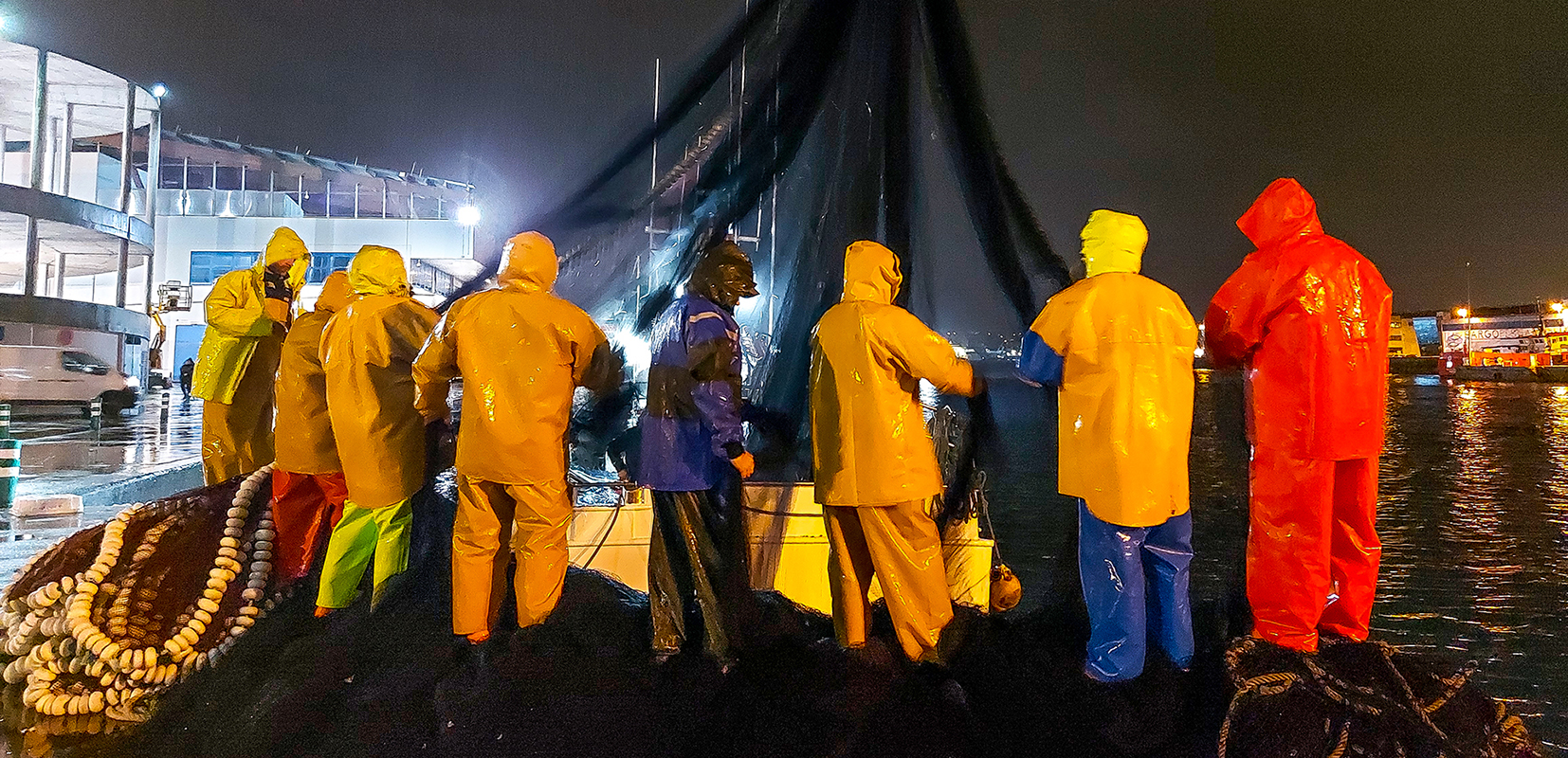 Pescadores trabajando d enoche en puerto