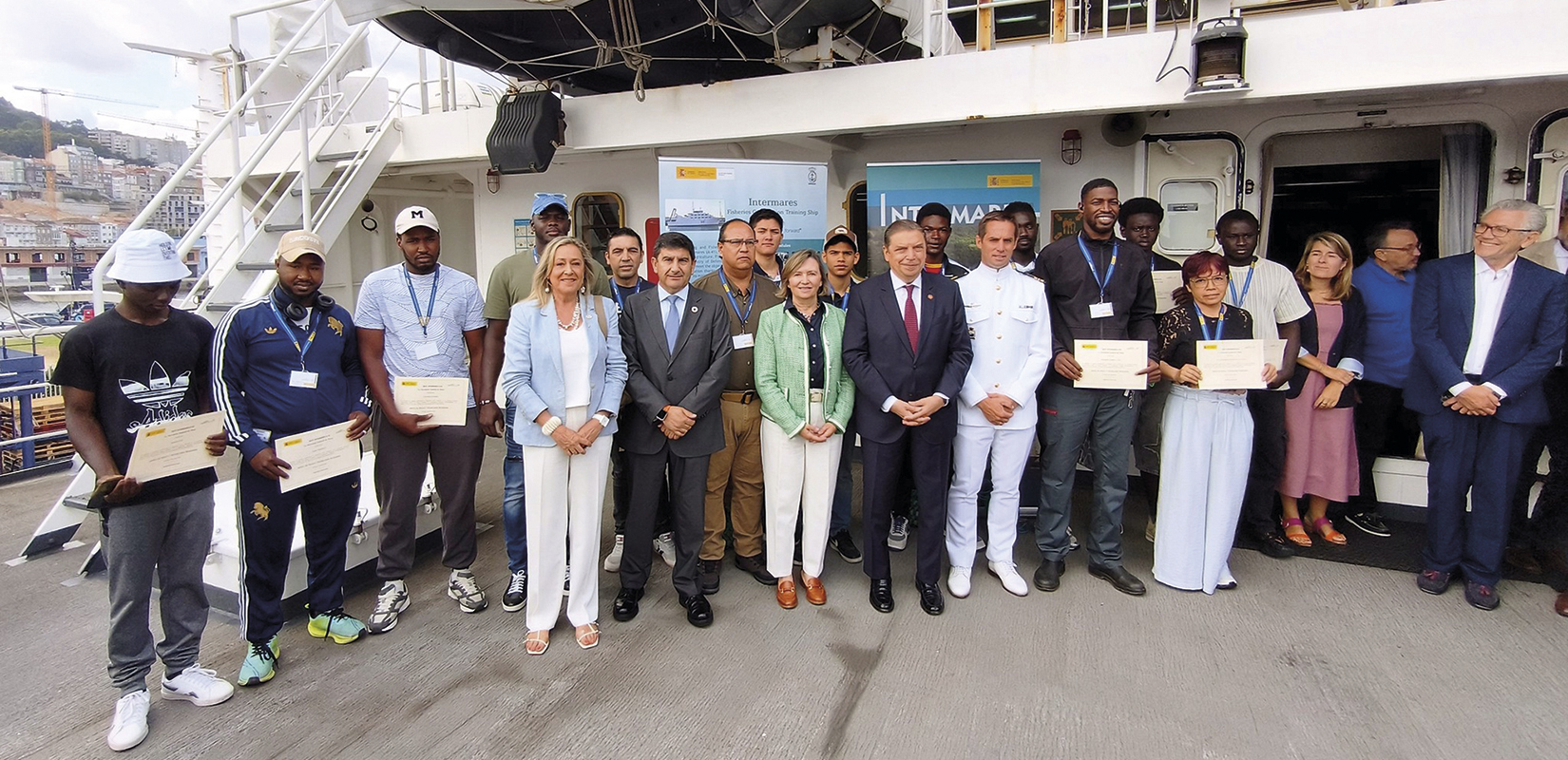 Listado vertical: foto de familia en intermares