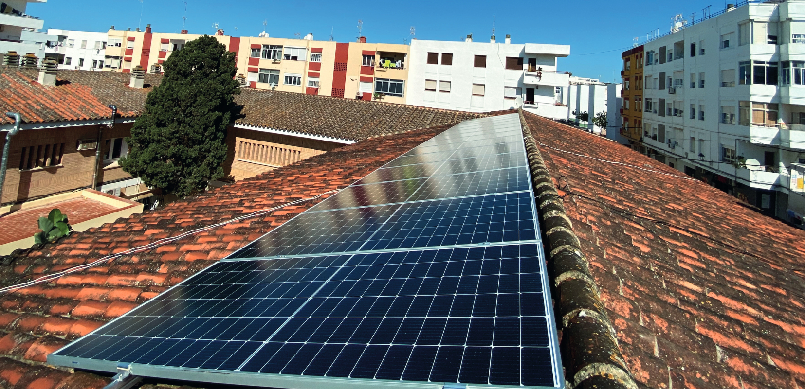 Paneles solares en la sede la dirección local de Barbate en Cádiz