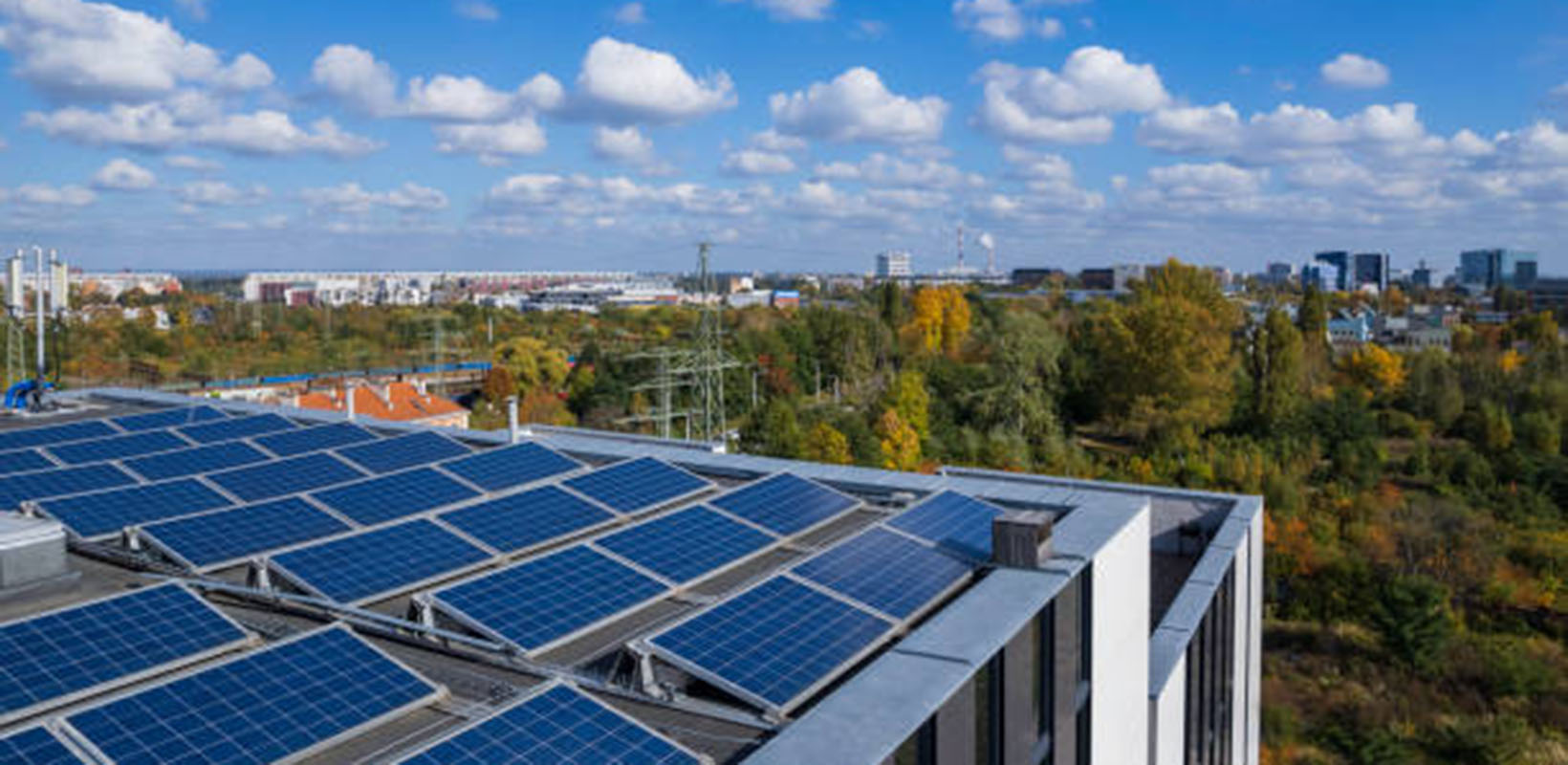 paneles solares en azotea de edificio