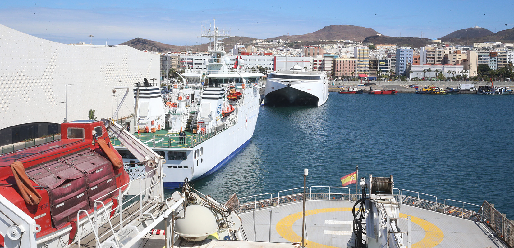 Imagen de los dos buques hospital del ISM en el puerto de Las Palmas
