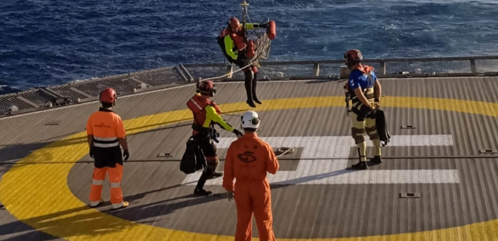 La cubierta del buque Esperanza del Mar con tripulación y médicos