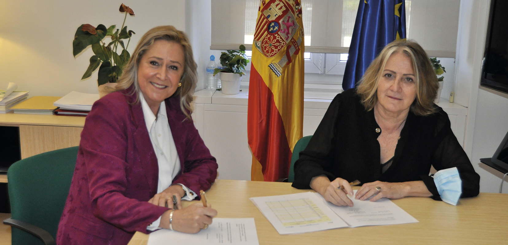 Las directoras del ISM y del OEITSS firmando el XVI Plan de Objetivos contra el Fraude para el presente ejercicio.