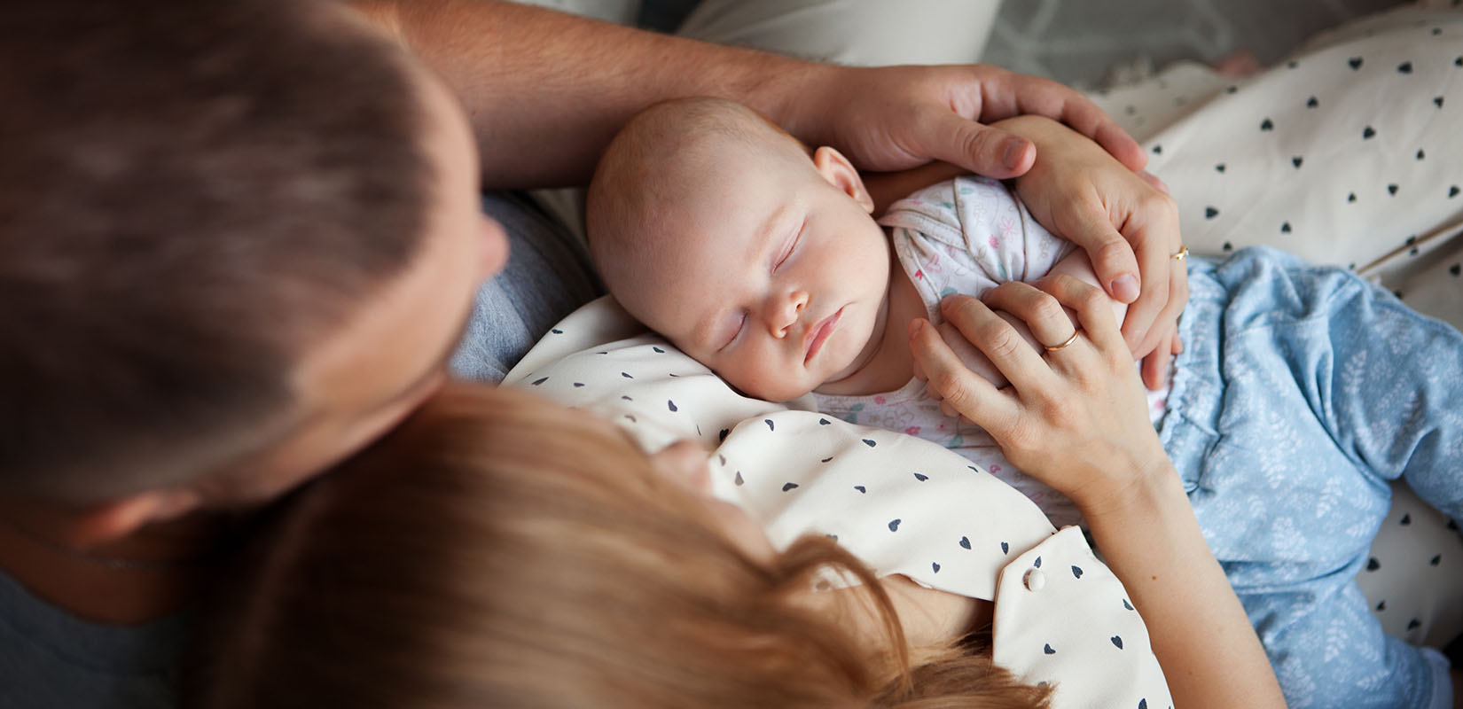 madre y padre con hijo